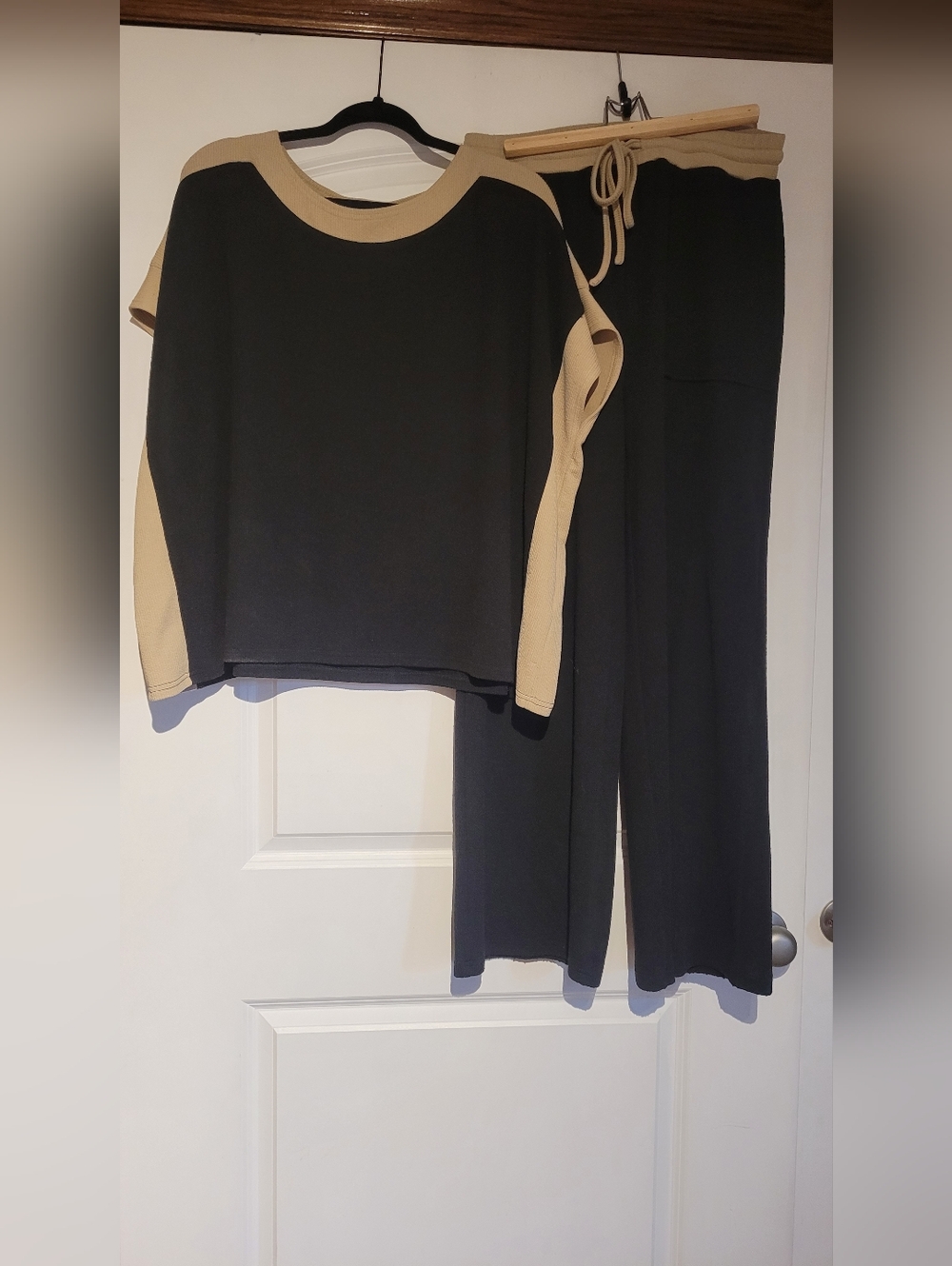 Eesome - Two-Tone Black and Tan Lounge Pants Set